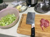 家常菜芹菜炒肉做法图解1)