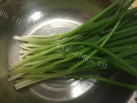 美味的葱烤鲫鱼做法图解3)