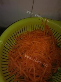 美味的胡萝卜培根卷做法图解2)