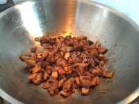 美味的香菇鸡肉煲仔饭做法图解4)
