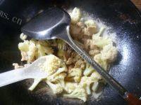 家常菜五花肉炒花菜做法图解11)