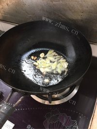 家常青椒炒腊肠做法图解2)