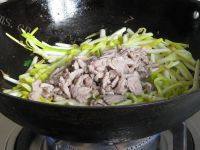家常菜肉丝蒜黄做法图解10)