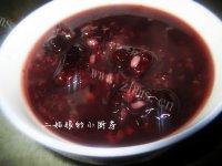 养颜的红枣黑米粥