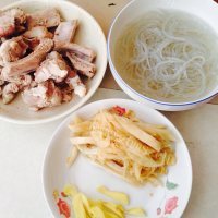 可口的酸菜排骨做法图解2)
