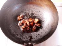 色泽鲜亮的红烧肉炖土豆做法图解2)