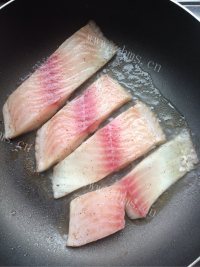 特色美食香煎鲷鱼做法图解6)