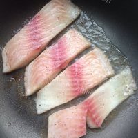 特色美食香煎鲷鱼的做法图解六