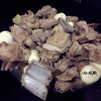 冬日的马蹄胡萝卜炖羊排做法图解9)
