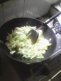 家常菜虾皮炒包菜做法图解4)