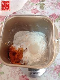 自制南瓜小餐包做法图解5)
