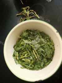 家常菜茼蒿炒肉丝做法图解2)