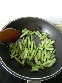 家常菜干煸四季豆做法图解7)