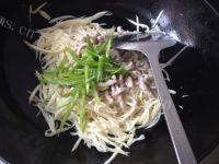 家常菜茭白炒肉丝做法图解8)