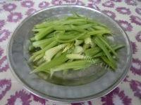 家常菜肉末炒芹菜做法图解1)