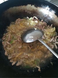 可口的酸菜炖粉条做法图解7)