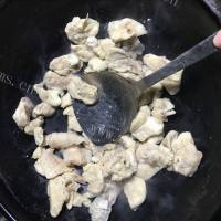 美味的猪肺筒骨莲藕汤做法图解11)