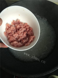 色泽鲜亮的皮蛋瘦肉粥做法图解2)