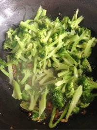 色香味浓的花菜炒肉做法图解4)