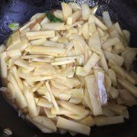 开胃的麻辣肠炒土豆片做法图解6)