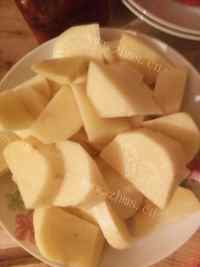 家常菜鸡架炖土豆做法图解2)