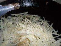 香脆的爆炒土豆丝做法图解9)
