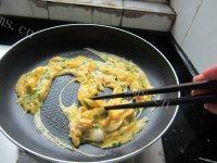 家常菜葱花炒鸡蛋做法图解5)