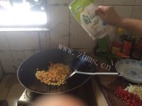 家常菜胡萝卜炒玉米做法图解3)