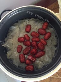 营养的红枣银耳汤做法图解4)