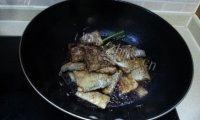 家常菜焖带鱼做法图解7)