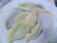 饱满的彩色饺子