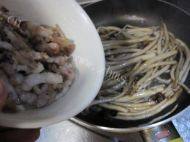 美味的茶树菇炒肉做法图解5)