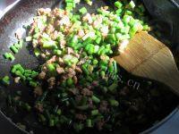 可口的蒜薹炒肉碎做法图解7)