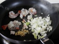 美味的鲜虾蛋筒做法图解3)
