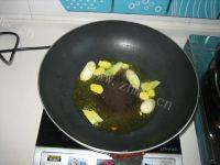 口感好的五花肉炖豆角做法图解6)