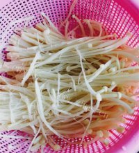美味的羊肉卷金针菇做法图解2)