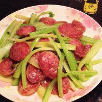 家常菜芹菜炒腊肠