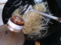 口感不错的醋溜土豆丝做法图解7)