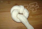 精致的花环夹沙面包做法图解10)