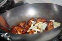 香炒蚕蛹做法图解10)