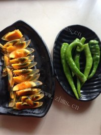 家常菜烧椒皮蛋做法图解1)