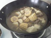 家常菜土豆玉米炖排骨做法图解7)