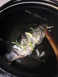 香气浓郁的豆腐鲫鱼汤做法图解3)