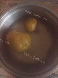 家常菜青椒炒土豆丝做法图解1)