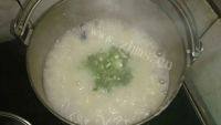 美味早餐皮蛋瘦肉粥做法图解8)