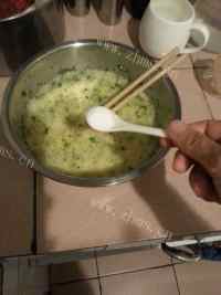 香气浓郁的韭菜鸡蛋饼做法图解3)
