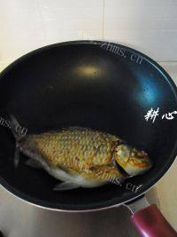 自制木耳萝卜鲫鱼汤做法图解5)