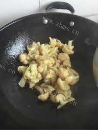 食欲满满的素炒花菜做法图解5)