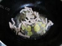 家常菜蒜薹炒肉丝做法图解7)