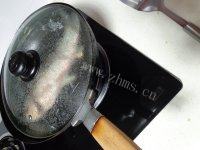 味道不错的红烧鲫鱼做法图解4)